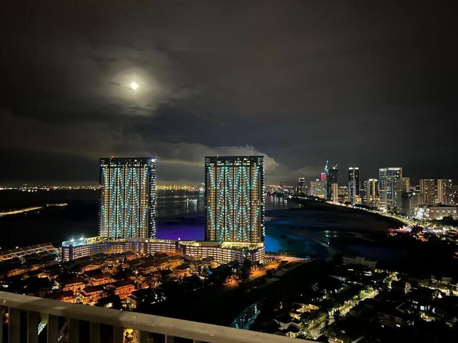 Deluxe Seaview Suite Twin Bed By The Only Bnb Tanjung Tokong Exterior photo