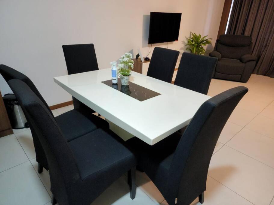 Deluxe Seaview Suite Twin Bed By The Only Bnb Tanjung Tokong Exterior photo