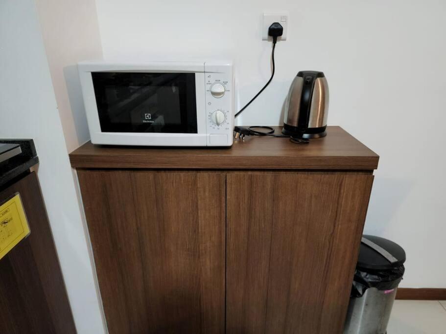 Deluxe Seaview Suite Twin Bed By The Only Bnb Tanjung Tokong Exterior photo