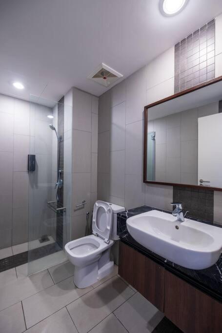 Deluxe Seaview Suite Twin Bed By The Only Bnb Tanjung Tokong Exterior photo