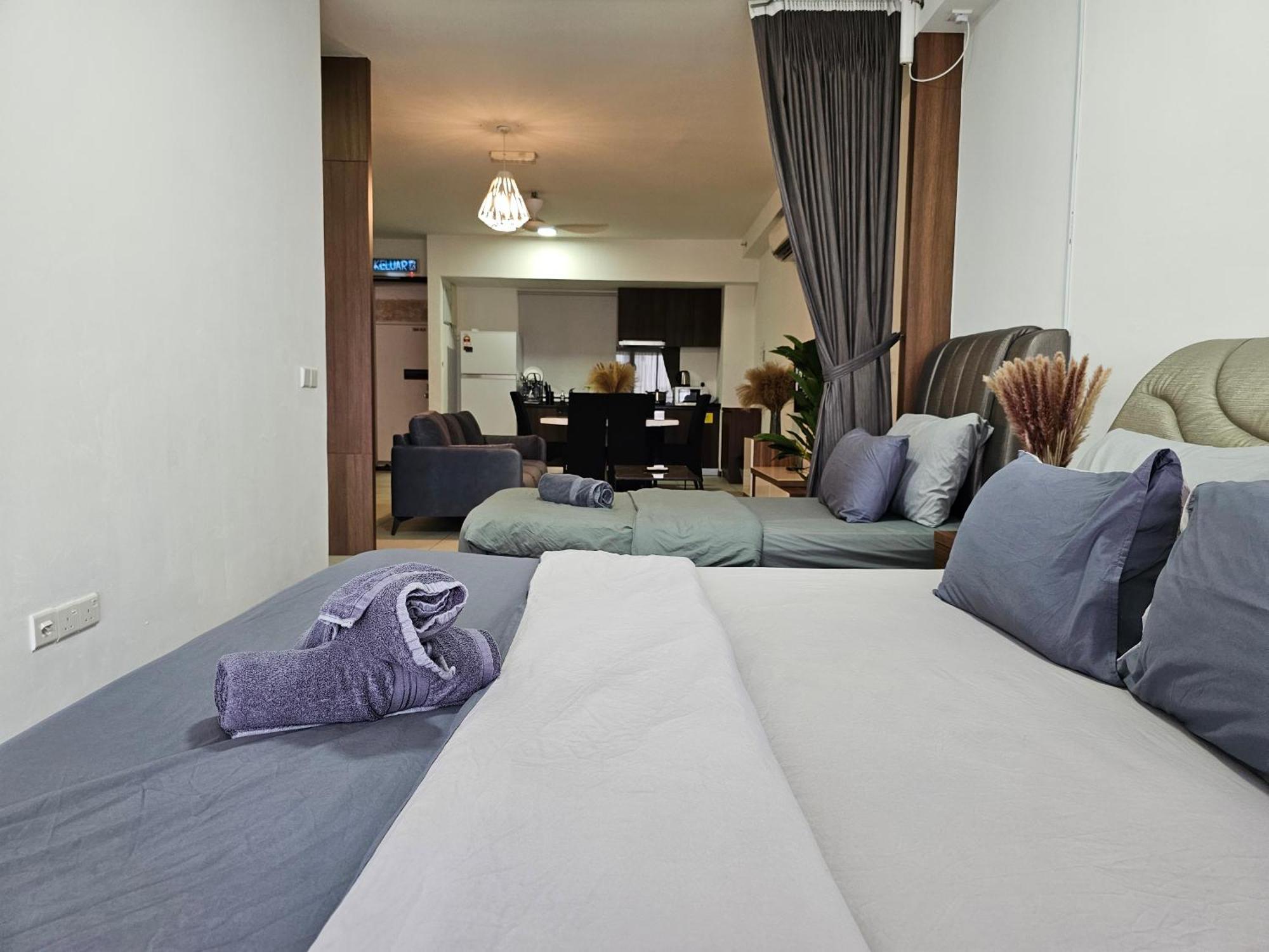 Deluxe Seaview Suite Twin Bed By The Only Bnb Tanjung Tokong Exterior photo