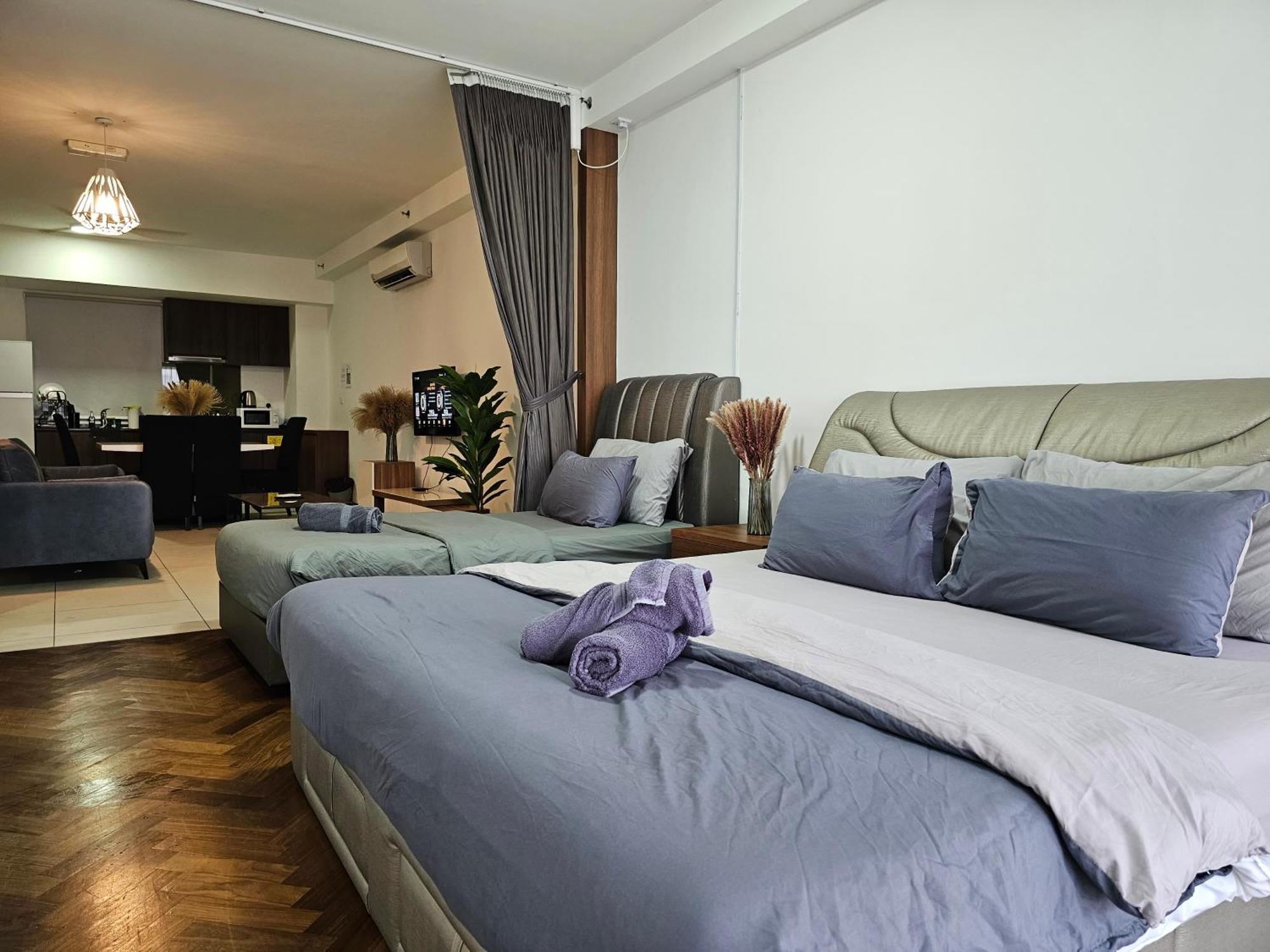 Deluxe Seaview Suite Twin Bed By The Only Bnb Tanjung Tokong Exterior photo