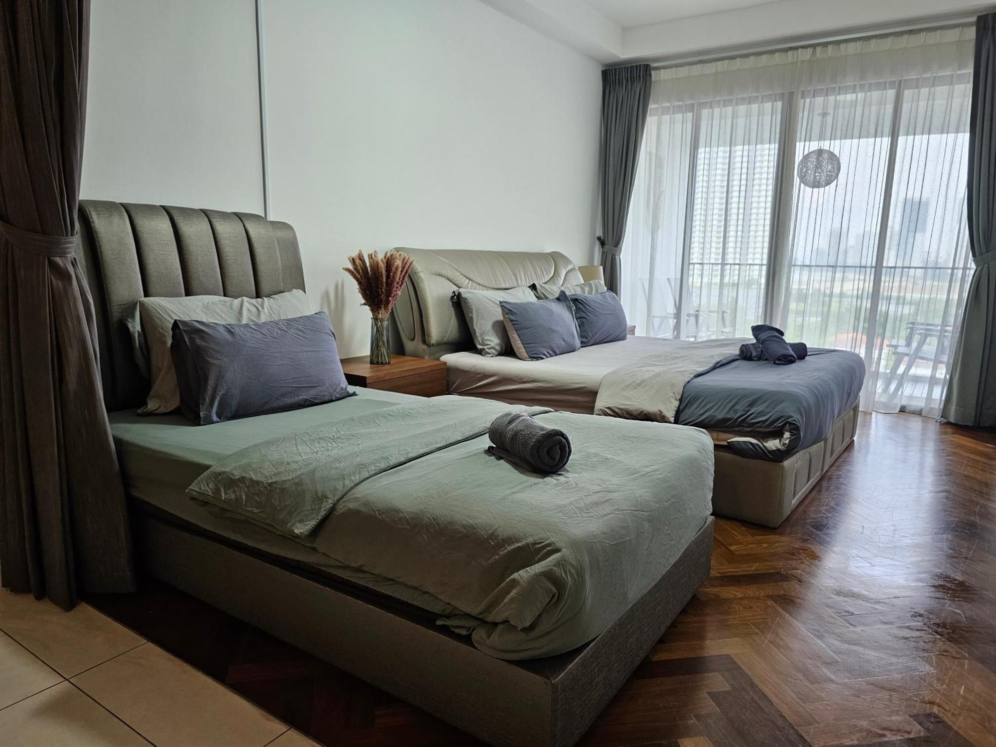 Deluxe Seaview Suite Twin Bed By The Only Bnb Tanjung Tokong Exterior photo